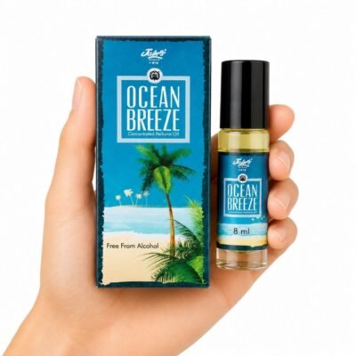 Mano sosteniendo Ocean Breeze Attar Jain’s 8 ml con caja, perfume concentrado fresco y acuático sin alcohol