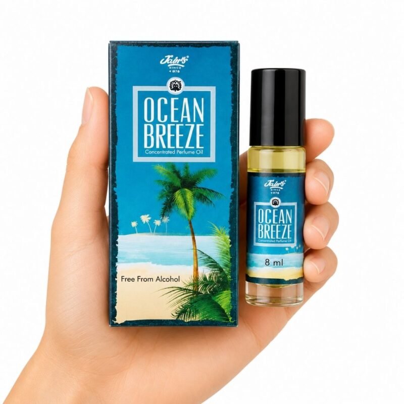 Mano sosteniendo Ocean Breeze Attar Jain’s 8 ml con caja, perfume concentrado fresco y acuático sin alcohol
