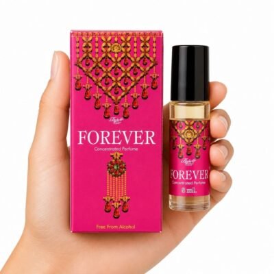 Mano sosteniendo Forever Attar 8 ml con caja, perfume concentrado sin alcohol