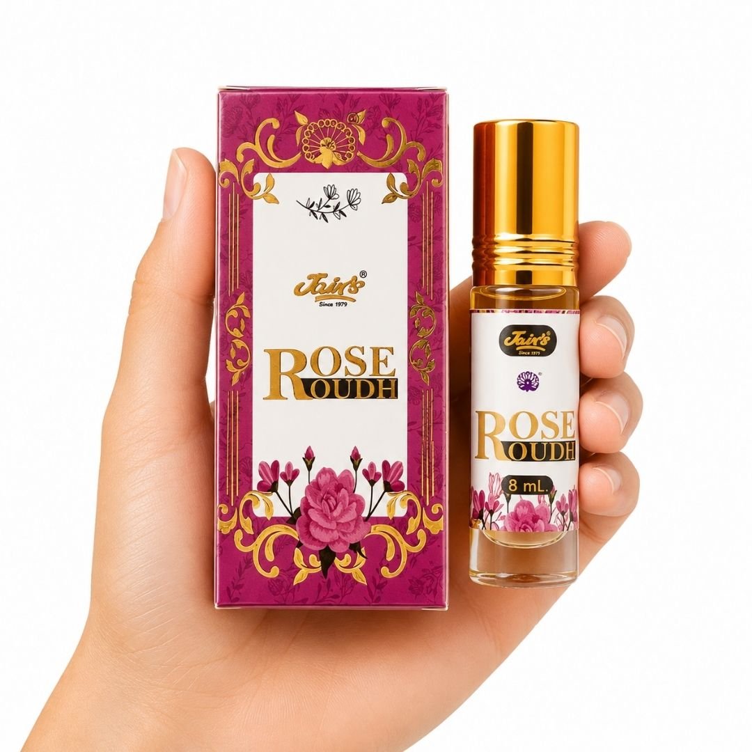 TGL 26 01 - Web - PWP-JAI-0329 - Rose Oudh Attar Rose Oudh Attar en presentación de 8 ml junto a su caja, una fragancia concentrada que combina el carácter floral de la rosa con la profundidad aromática asociada al oudh.