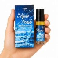 Mano sosteniendo Aqua Fresh Attar 8 ml de Jain’s con caja, perfume concentrado fresco sin alcohol