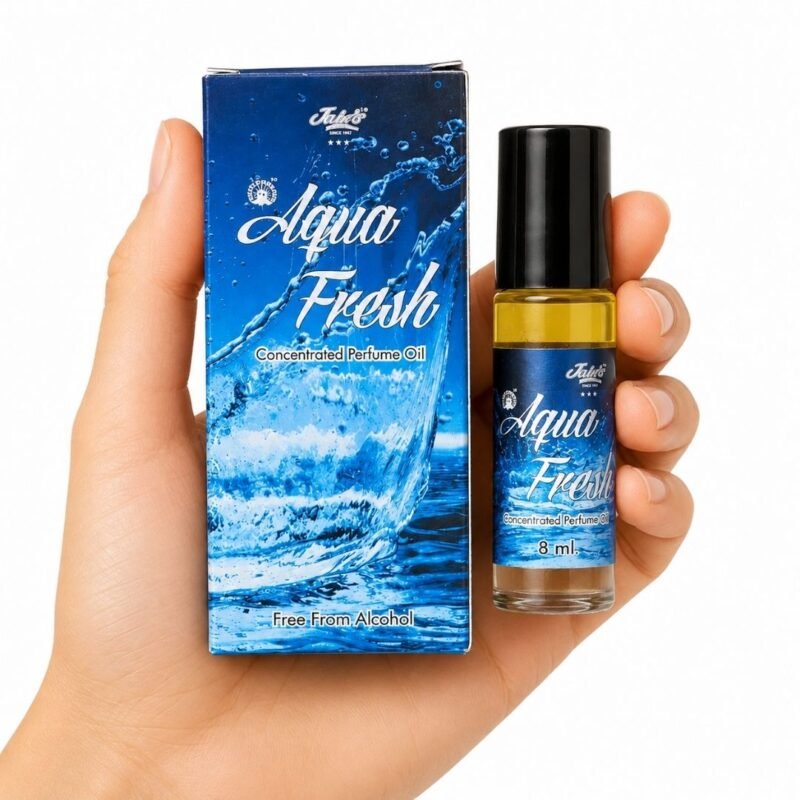 Mano sosteniendo Aqua Fresh Attar 8 ml de Jain’s con caja, perfume concentrado fresco sin alcohol