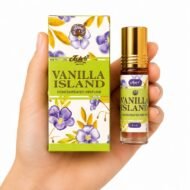Mano sosteniendo Vanilla Island Attar 8 ml de Jain’s con caja, perfume concentrado de vainilla