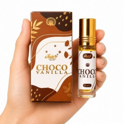 Mano sosteniendo Choco Vanilla Attar 8 ml de Jain’s con caja, perfume concentrado de chocolate y vainilla