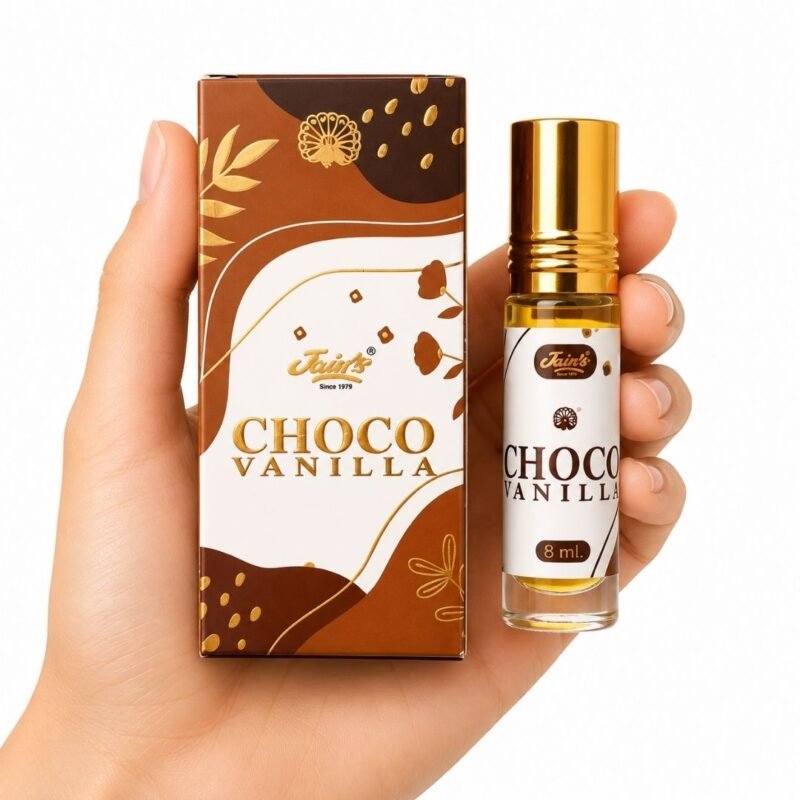 Mano sosteniendo Choco Vanilla Attar 8 ml de Jain’s con caja, perfume concentrado de chocolate y vainilla