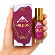 Mano sosteniendo Million Attar 8 ml de Jain’s con caja, perfume concentrado en formato roll-on