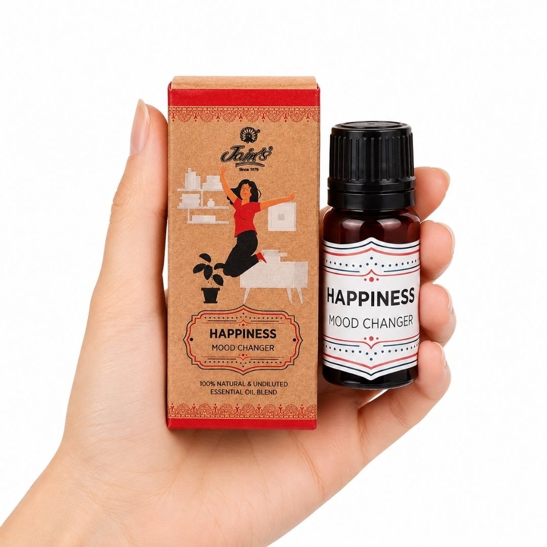 TGL 26 01 - Web - PWP-JAI-0502 - Gotas Magicas Happiness Mano sosteniendo las Gotas Mágicas Happiness de Jains con aceite esencial sobre fondo blanco.