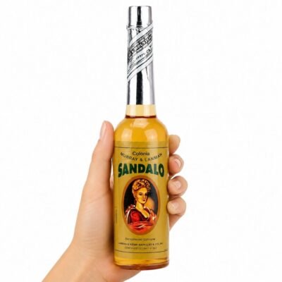 Colonia de Sándalo Murray & Lanman 221 ml sostenida en una mano sobre fondo blanco