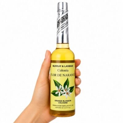Colonia Flor de Naranja Murray & Lanman sostenida en una mano sobre fondo blanco