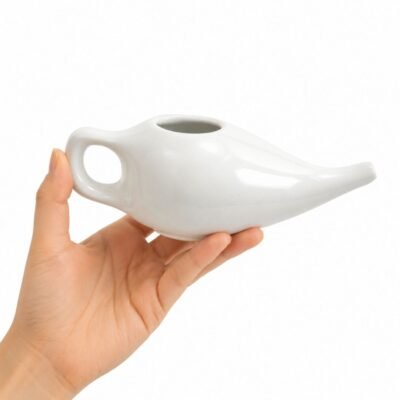 Mano sosteniendo Lota Nasal de Cerámica Jala Neti blanca para higiene e irrigación nasal
