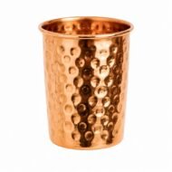 Vaso de cobre martillado hammered de inspiración ayurvédica sobre fondo blanco
