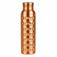 Botella de cobre martillada para agua con diseño geométrico sobre fondo blanco