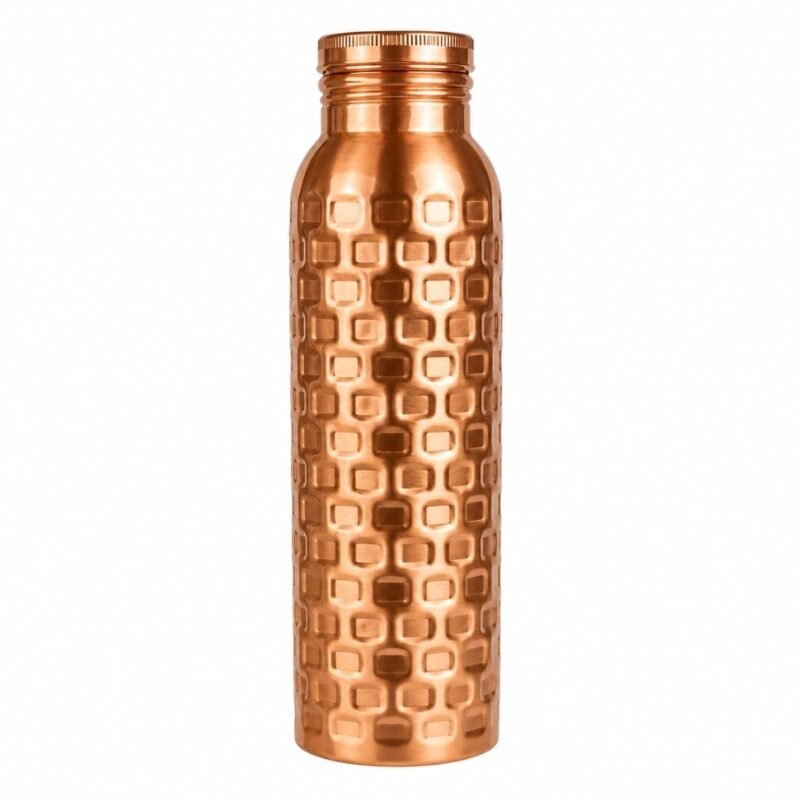 Botella de cobre martillada para agua con diseño geométrico sobre fondo blanco