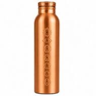 Botella ayurvédica de cobre sostenida en una mano, decorada con una línea vertical de símbolos inspirados en los siete chakras.