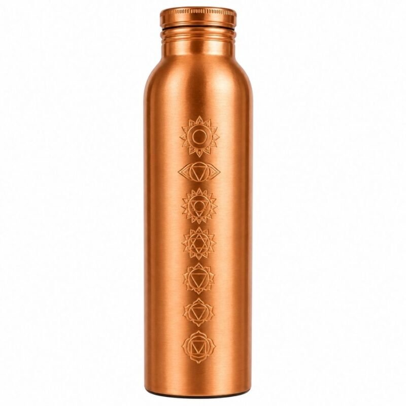 Botella ayurvédica de cobre sostenida en una mano, decorada con una línea vertical de símbolos inspirados en los siete chakras.
