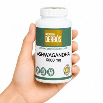 Ashwagandha 6000 mg de Laboratorio Derbós en 30 cápsulas vegetales sostenida en una mano sobre fondo blanco