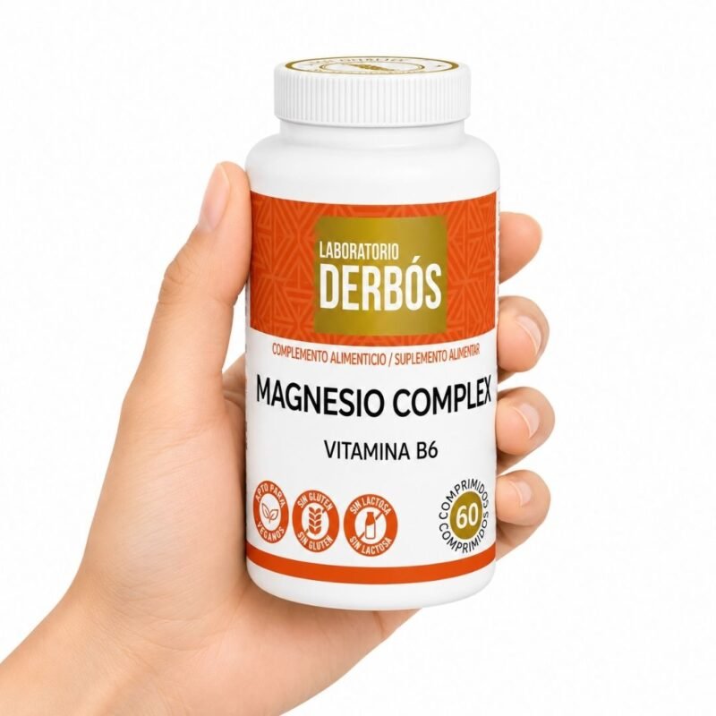 Magnesio Complex con Vitamina B6 de Laboratorio Derbós 60 comprimidos sostenido en una mano sobre fondo blanco
