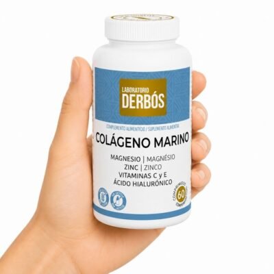 Colágeno Marino de Laboratorio Derbós con magnesio, zinc, vitaminas C y E y ácido hialurónico sostenido en una mano sobre fondo blanco