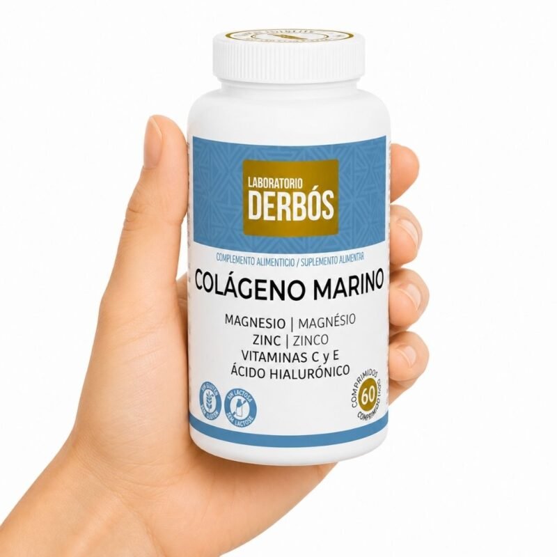 Colágeno Marino de Laboratorio Derbós con magnesio, zinc, vitaminas C y E y ácido hialurónico sostenido en una mano sobre fondo blanco