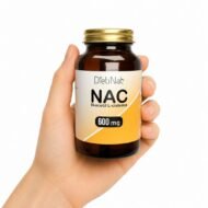 Mano sosteniendo NAC 600 mg N-acetil L-cisteína de DietiNat