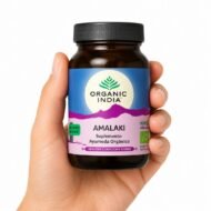 Amalaki de Organic India 90 cápsulas, suplemento ayurvédico orgánico sostenido en una mano