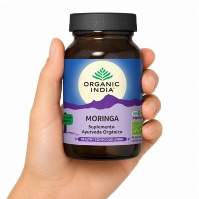 Moringa de Organic India 90 cápsulas, suplemento ayurvédico orgánico sostenido en una mano
