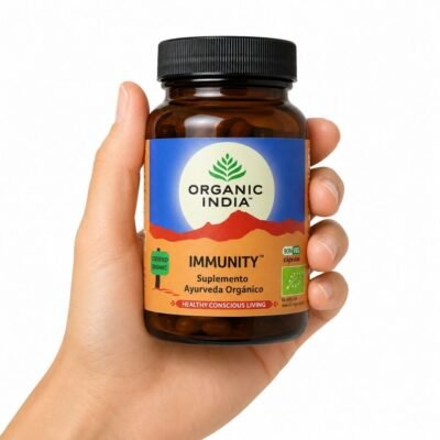 Immunity de Organic India 90 cápsulas, complemento ayurvédico ecológico sostenido en una mano