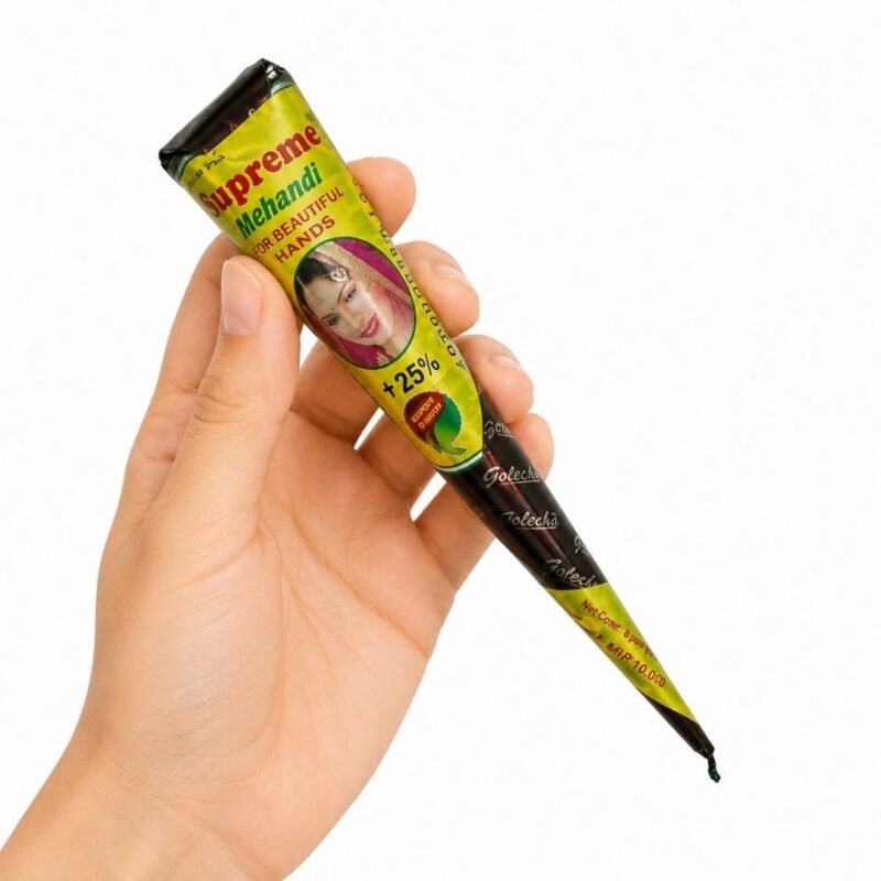 Cono de Henna Mehndi para diseños corporales y decoración temporal sostenido en una mano sobre fondo blanco
